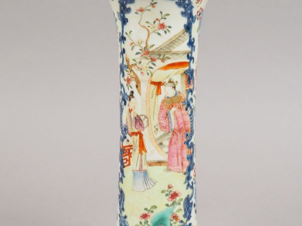 Vase cornet en porcelaine et émaux de la famille rose, à décor en méda