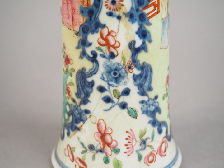 Vase cornet en porcelaine et émaux de la famille rose, à décor en méda