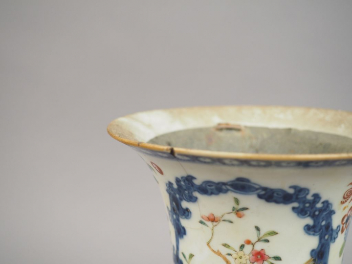Vase cornet en porcelaine et émaux de la famille rose, à décor en méda