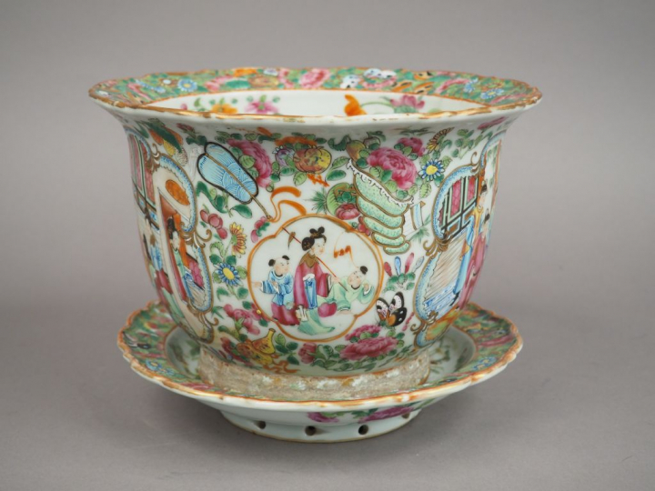 Jardinière et son support en porcelaine de Canton, à décor dans le sty