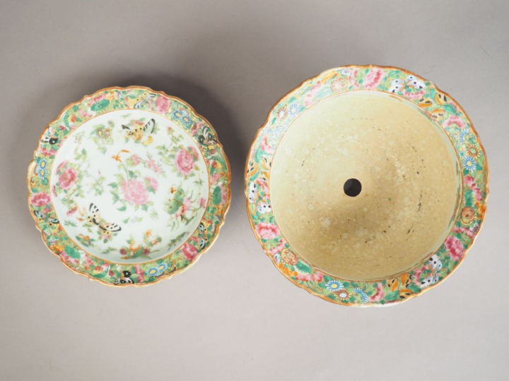 Jardinière et son support en porcelaine de Canton, à décor dans le sty