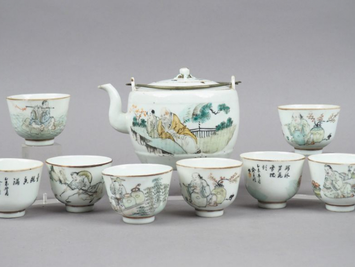 Théière et huit coupes à thé en porcelaine et émaux dans le style de l