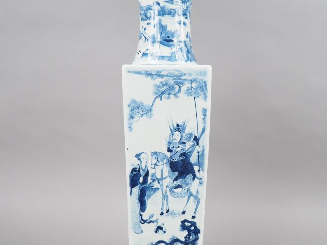 Grand vase de forme quadrangulaire en porcelaine blanche, à décor en b