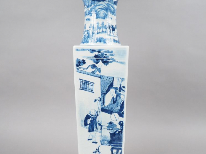 Grand vase de forme quadrangulaire en porcelaine blanche, à décor en b