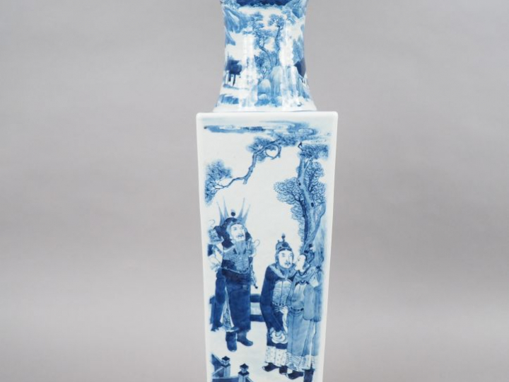 Grand vase de forme quadrangulaire en porcelaine blanche, à décor en b