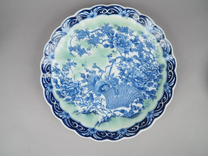 Grand plat en porcelaine d'Arita, à décor en bleu sur fond céldaon d'u