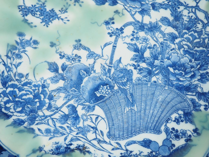 Grand plat en porcelaine d'Arita, à décor en bleu sur fond céldaon d'u