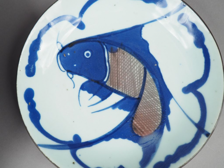 Grand plat en porcelaine d'Arita, à décor en bleu sur fond céldaon d'u