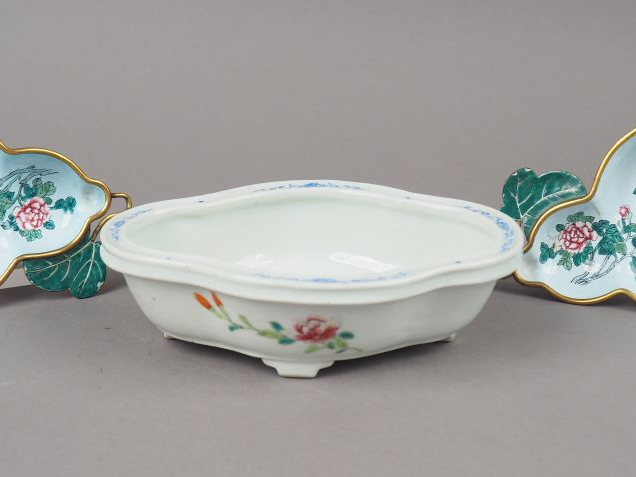 Lot comprenant :  - une petite jardinière en porcelaine et émaux de la