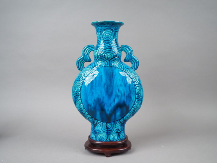 Vase gourde en terre cuite émaillée bleue, à décor de nuages stylisés,