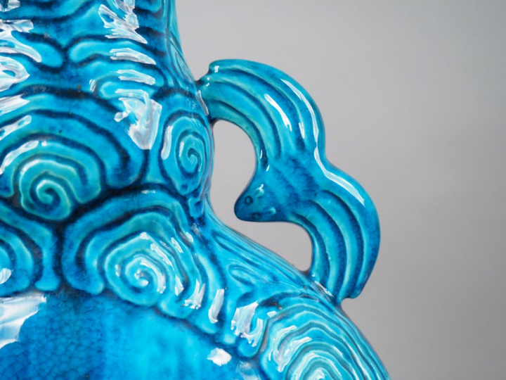 Vase gourde en terre cuite émaillée bleue, à décor de nuages stylisés,