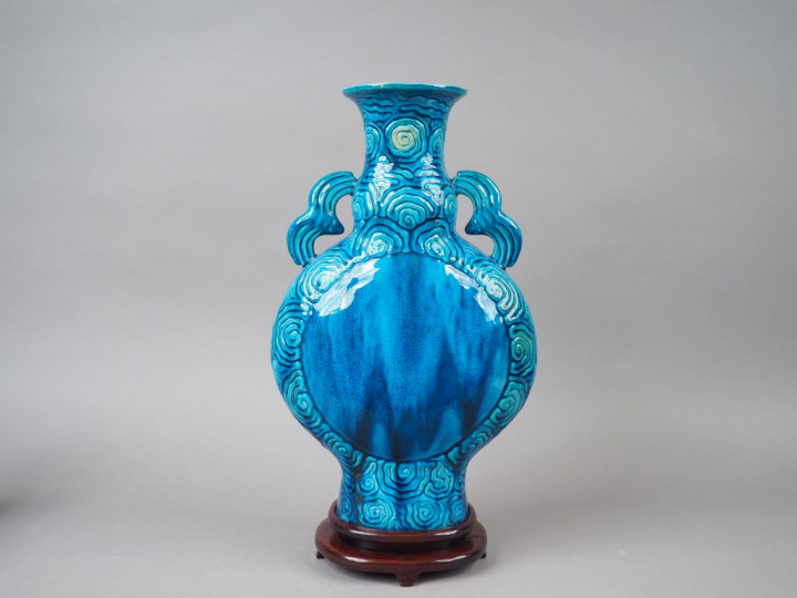 Vase gourde en terre cuite émaillée bleue, à décor de nuages stylisés,