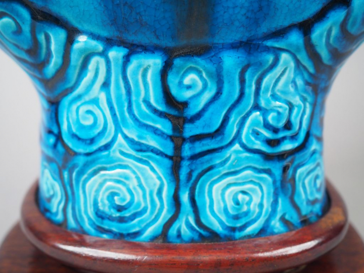 Vase gourde en terre cuite émaillée bleue, à décor de nuages stylisés,