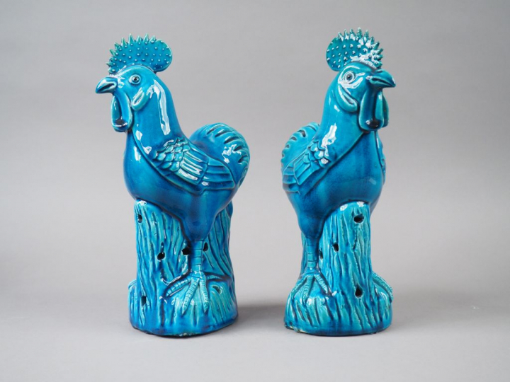 Paire de coqs en biscuit émaillé bleu.  Chine, vers 1900. H. 30 cm  (q