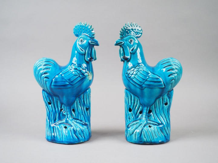 Paire de coqs en biscuit émaillé bleu.  Chine, vers 1900. H. 30 cm  (q