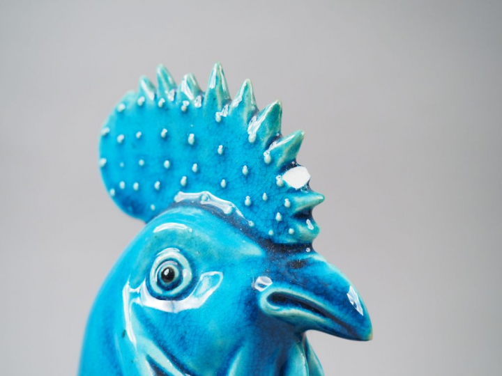 Paire de coqs en biscuit émaillé bleu.  Chine, vers 1900. H. 30 cm  (q