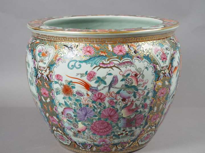 Vasque à poisson en porcelaine et émaux de la famille rose, à décor al