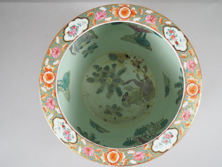 Vasque à poisson en porcelaine et émaux de la famille rose, à décor al