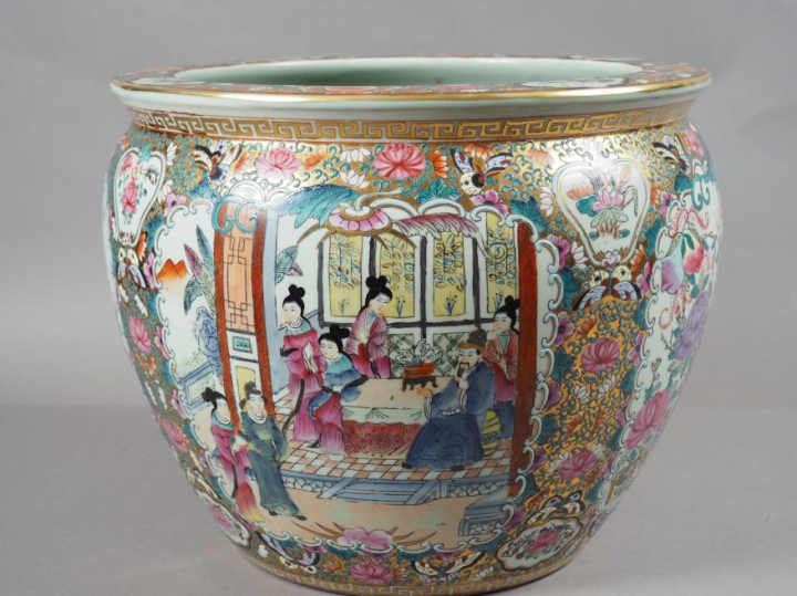 Vasque à poisson en porcelaine et émaux de la famille rose, à décor al