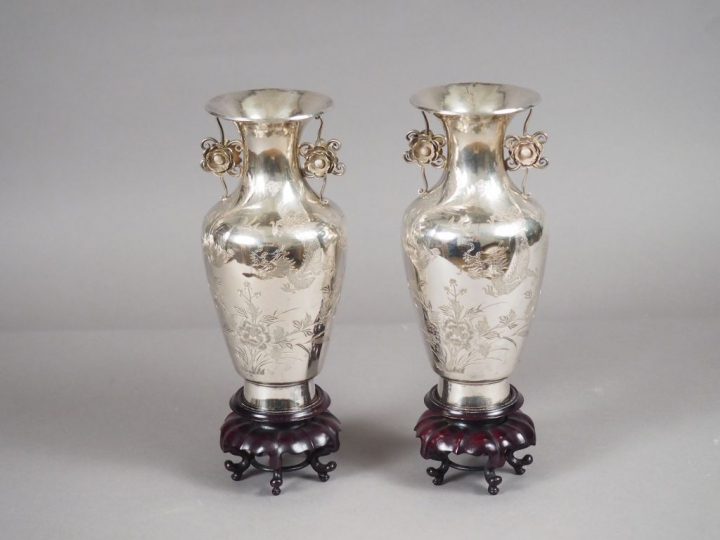 Paire de vases de forme balustre en argent, à décor finement ciselé de