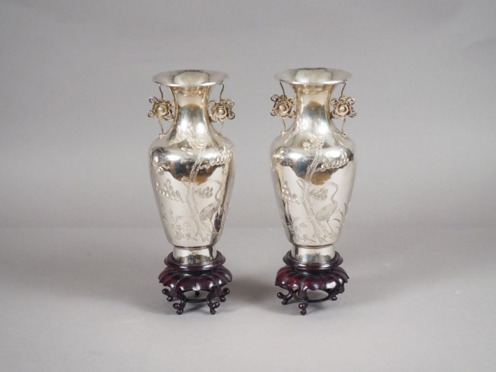 Paire de vases de forme balustre en argent, à décor finement ciselé de