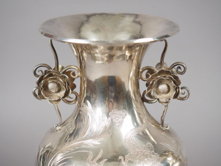 Paire de vases de forme balustre en argent, à décor finement ciselé de