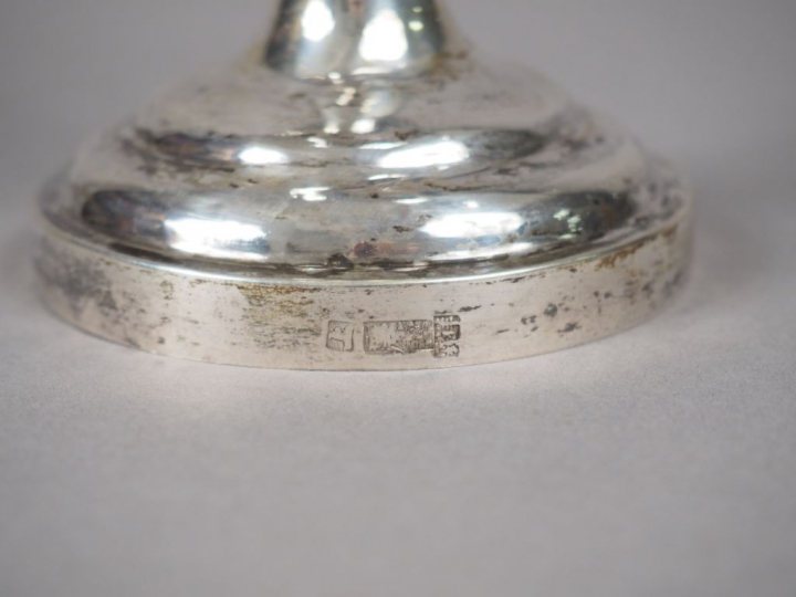 Trophée couvert sur piédouche en argent, à décor de motifs calligraphi