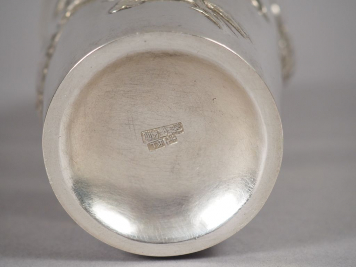 Shaker en argent, à décor de feuilles et fleurs de chrysanthèmes.  Chi