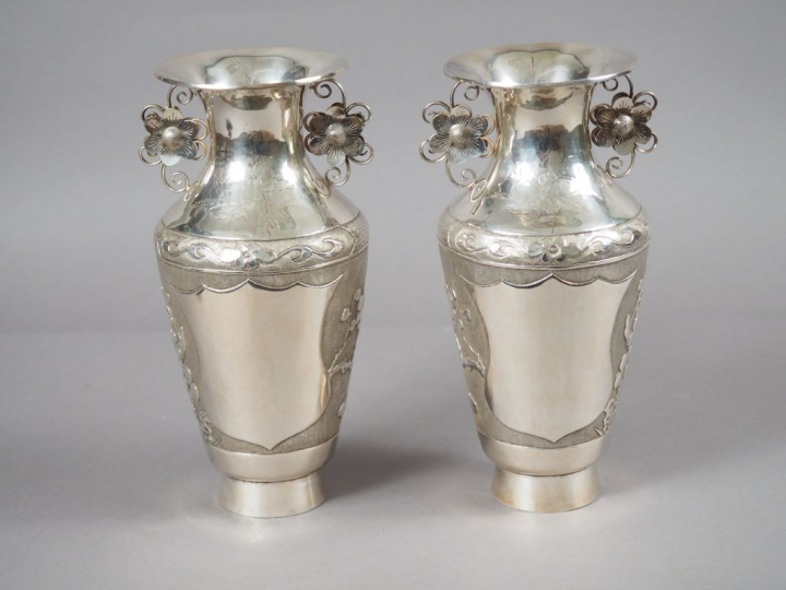 Paire de vase en métal argenté de forme balustre, à décor finement cis