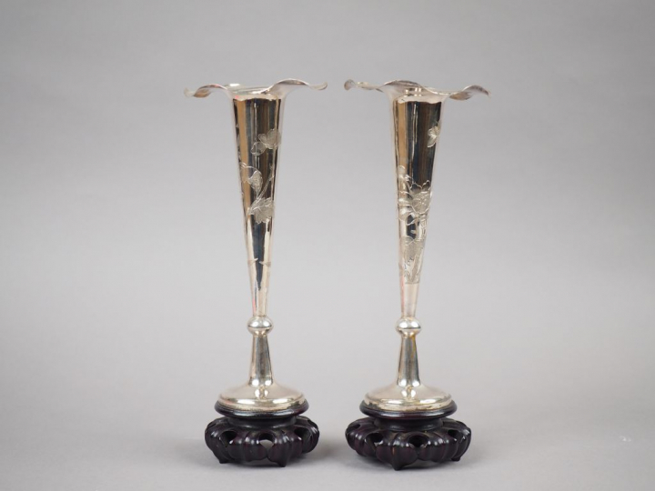 Paire de vases soliflores en argent, à col floriforme, à décor d'oisea