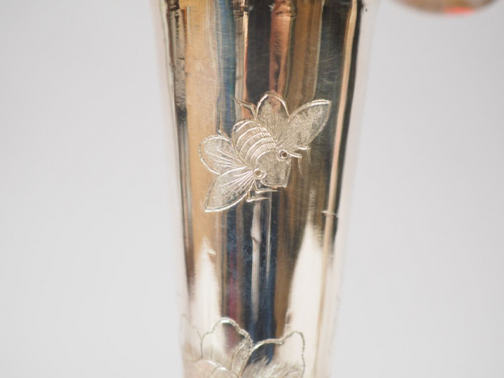 Paire de vases soliflores en argent, à col floriforme, à décor d'oisea
