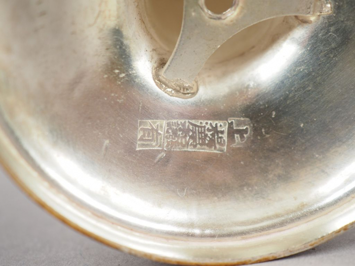 Paire de vases soliflores en argent, à col floriforme, à décor d'oisea