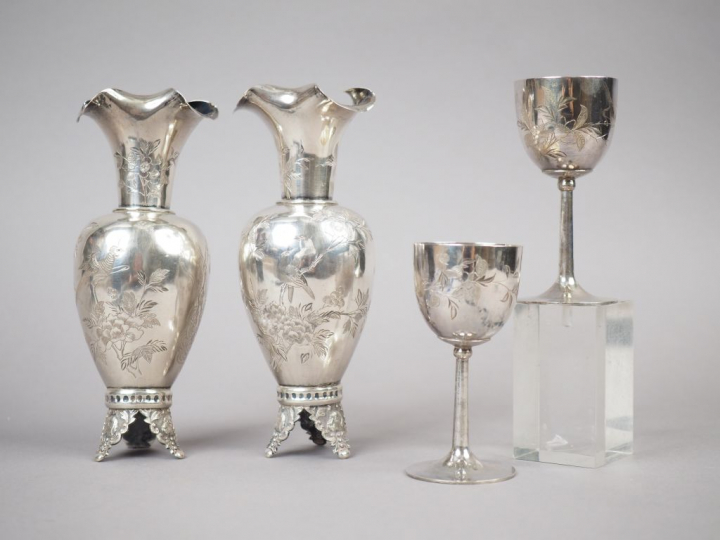 Paire de vases de forme balustre à col polylobé en argent, à décor cis