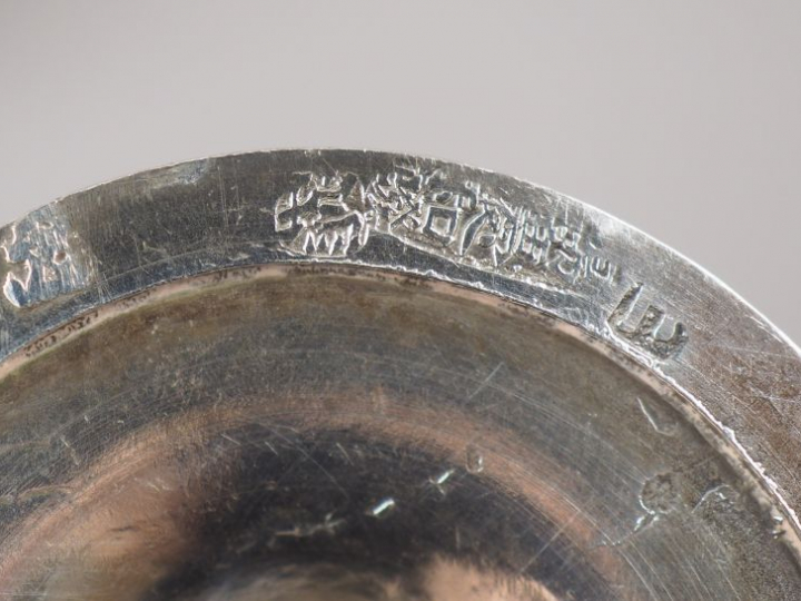 Paire de vases de forme balustre à col polylobé en argent, à décor cis