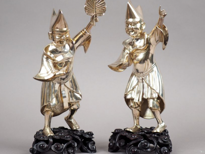 Paire de statuettes en argent, représentant des amuseurs publics. Chin
