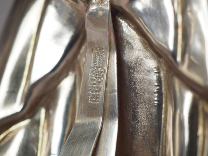 Paire de statuettes en argent, représentant des amuseurs publics. Chin