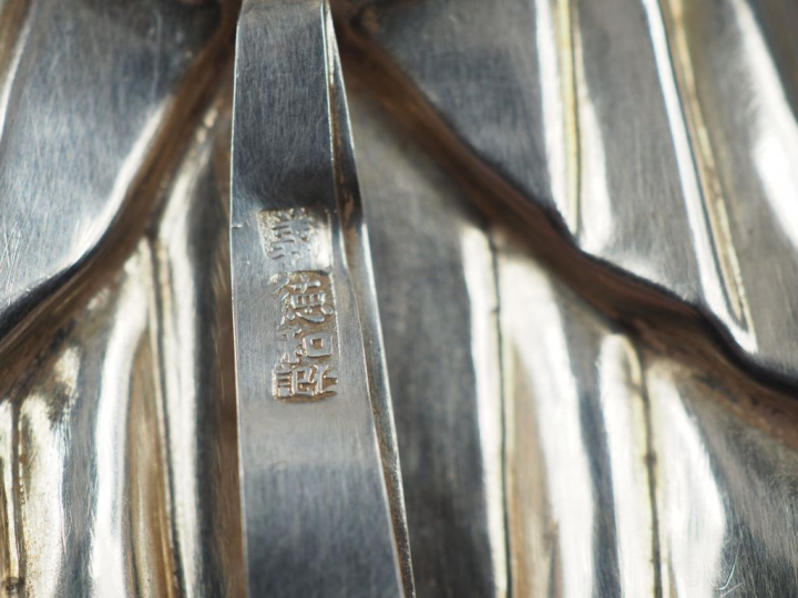 Paire de statuettes en argent, représentant des amuseurs publics. Chin