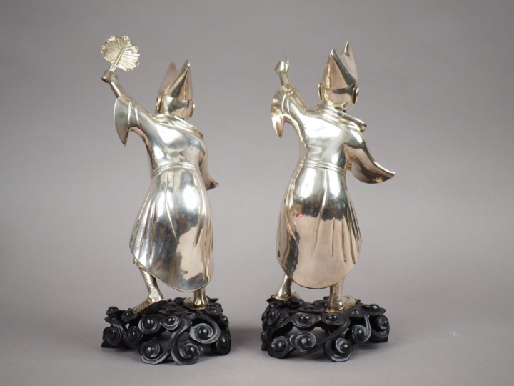 Paire de statuettes en argent, représentant des amuseurs publics. Chin