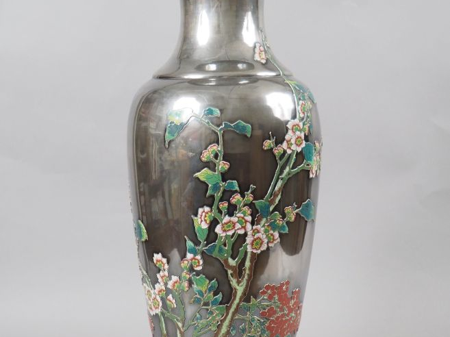 Grand vase de forme balustre en argent, à décor en émaux cloisonnés d'