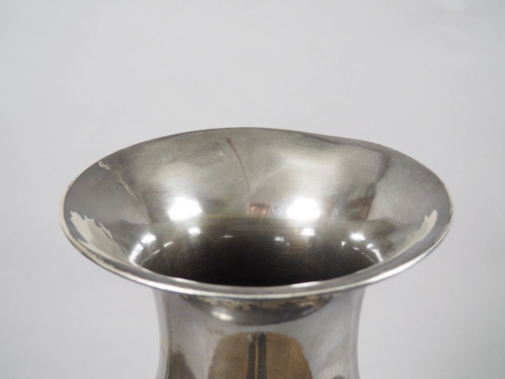 Grand vase de forme balustre en argent, à décor en émaux cloisonnés d'