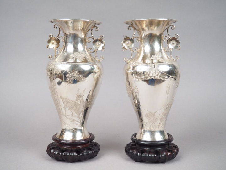 Paire de vases à anses en argent, à décor de cervidés, arbustes en fle