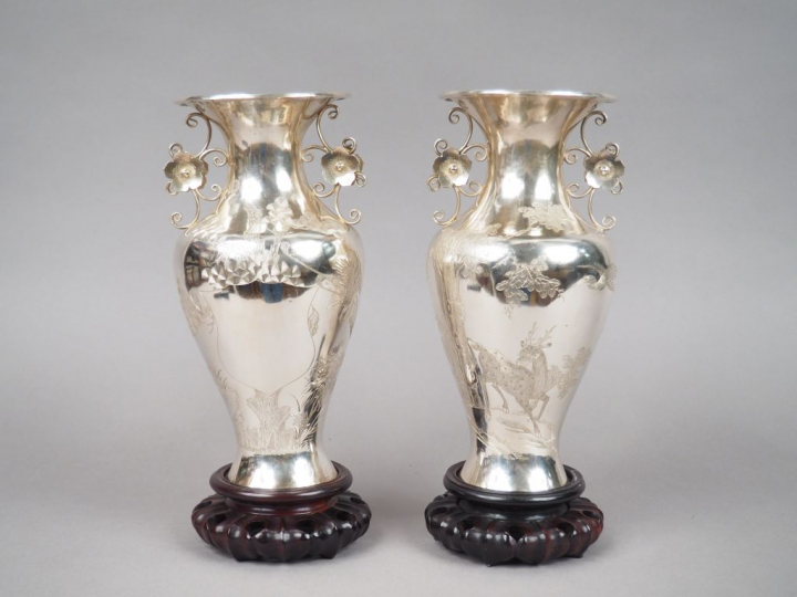 Paire de vases à anses en argent, à décor de cervidés, arbustes en fle