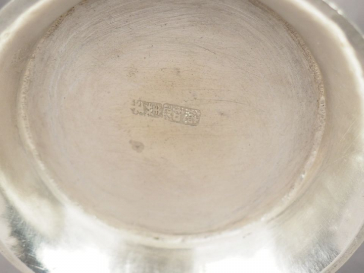 Paire de vases à anses en argent, à décor de cervidés, arbustes en fle