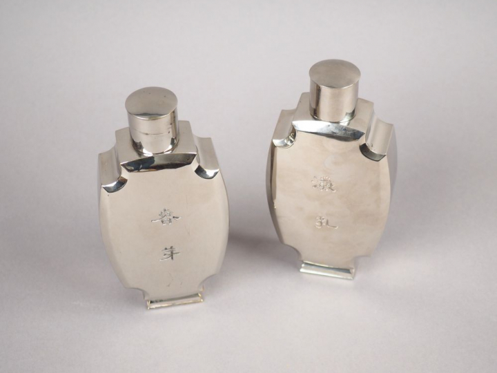 Paire de gourdes en métal argenté. Chine, vers 1880-1900. H. 19 cm