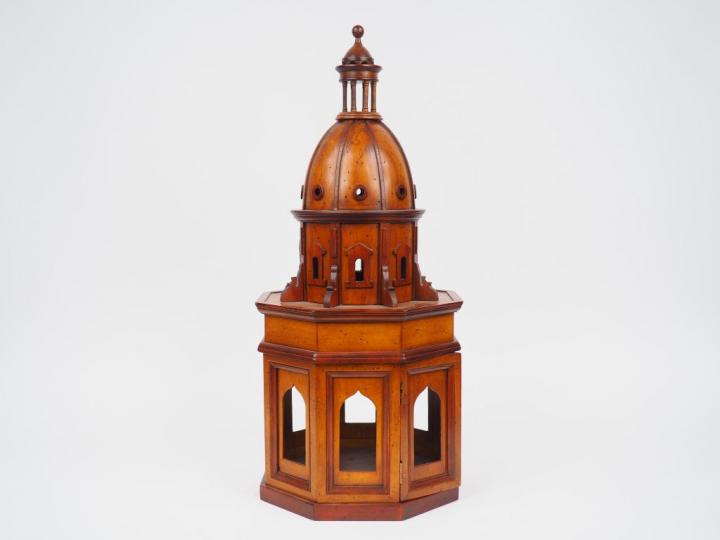 Chef d'œuvre de compagnon en bois sculpté, en forme de campanile. Dim.