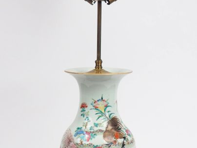 	Vase en porcelaine et émaux de la famille rose, à décor de coqs. Chin