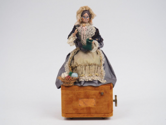 Vente aux enchères LATIL PERNOT. Automate "La jeune couturière", tête porcelaine. Bon éta