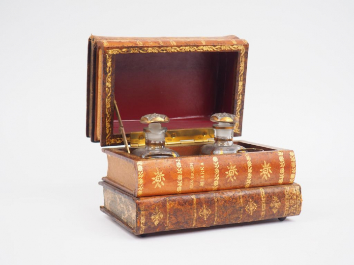 	Cave à liqueur Napoléon III en trompe l’œil en forme de pile de livre