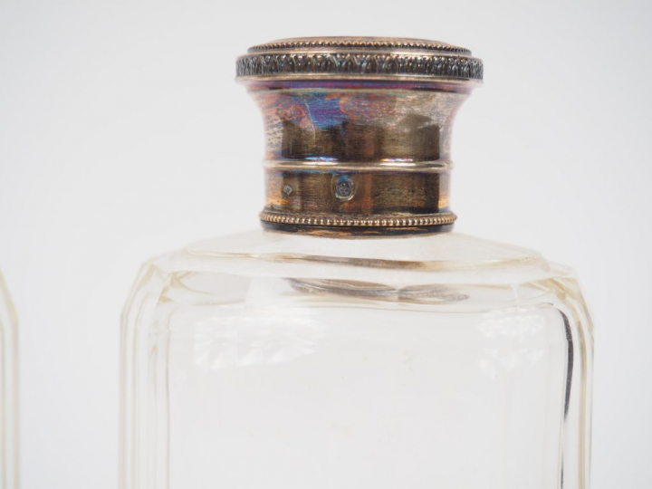 Paire de flacons en cristal et argent, poinçon Minerve. H. : 15,5 cm.