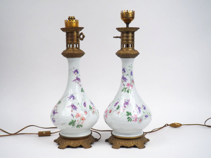Paire de lampes à pétrole 1900 en porcelaine, à décor de fleurs polych